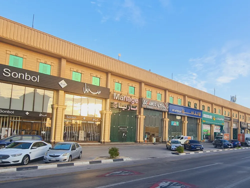 الواجهة التجارية ذات المستويين في ضوء دافئ منخفض.